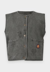 Gilet in denim grigio con ricami floreali e a forma di cuore, caratterizzato da scollo rotondo, bottoni frontali e due tasche anteriori.