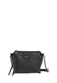 Sac à épaule en cuir noir avec des clous en argent, fermeture éclair et chaîne en bandoulière. Présente un logo de marque sur le devant.