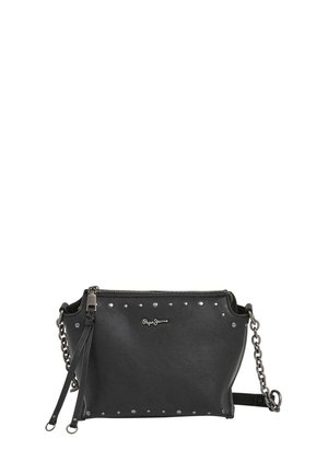Zwarte leren schoudertas met zilveren studs, een ritssluiting en een kettingband. Voorzien van een merklogo aan de voorkant.