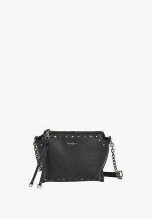 Bolso cruzado de cuero negro con tachuelas plateadas en los bordes, correa de cadena, cierre de cremallera y pequeño logo "Pepe Jeans" en la parte frontal.