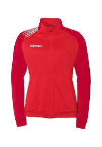 Rød zip-jakke med geometriske mønstrede detaljer, der har en høj krave, ribbede manchetter og et logo på øverste venstre side.