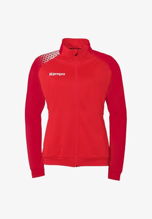 Rød zip-jakke med geometriske mønstrede detaljer, der har en høj krave, ribbede manchetter og et logo på øverste venstre side.