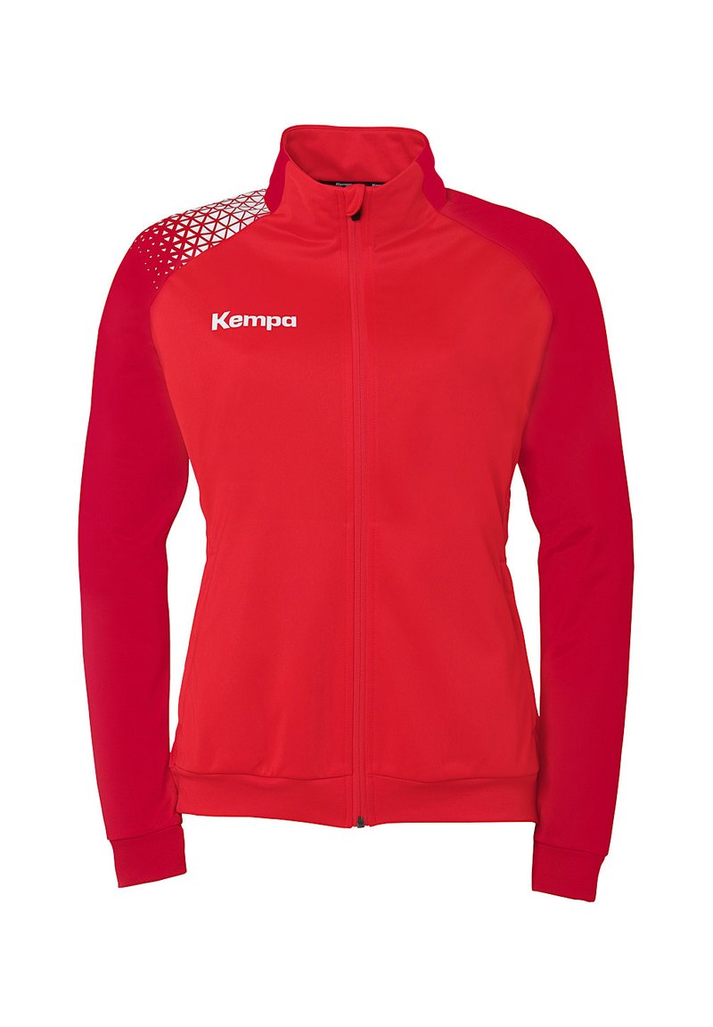 Rød zip-jakke med geometriske mønstrede detaljer, der har en høj krave, ribbede manchetter og et logo på øverste venstre side.