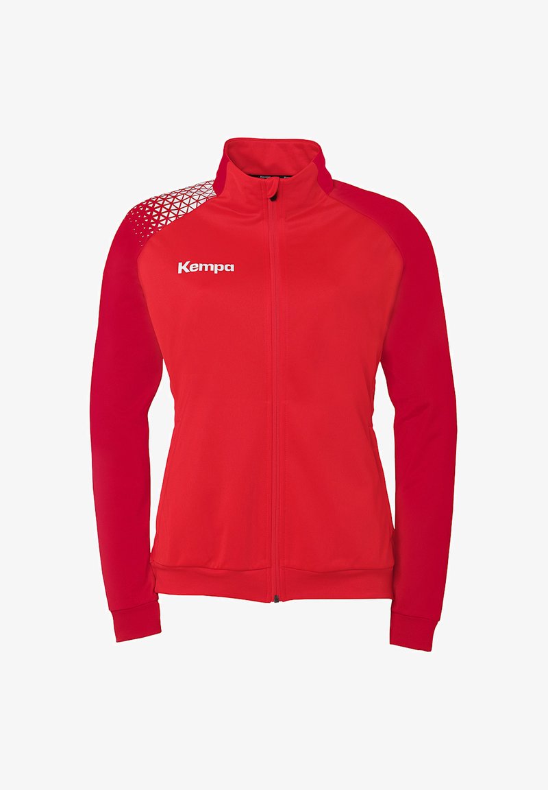 Rød zip-jakke med geometriske mønstrede detaljer, der har en høj krave, ribbede manchetter og et logo på øverste venstre side.