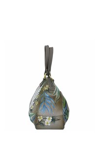 Grijze leren handtas met bloemen- en bladontwerpen in blauw en geel, voorzien van twee handvatten bovenaan en accenten van messing.