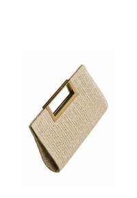 Pochette rectangulaire beige tissée avec une poignée rectangulaire dorée ajourée, présentée en angle sur un fond blanc.