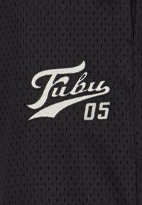Svart mesh-stoff har hvit brodert tekst "Fubu" og "05." Teksturen er pustende med små perforeringer gjennomgående.