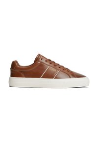Καφέ δερμάτινο χαμηλό sneaker με λευκή σόλα και κορδόνια, με χρυσό λογότυπο "Hilfiger" στο πλάι.