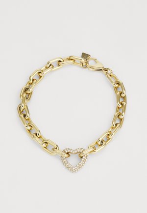 Gouden metalen kettingarmband met een hartvormige sluiting, versierd met heldere strassstenen, met grote schakels en een veilige karabijnhaak.