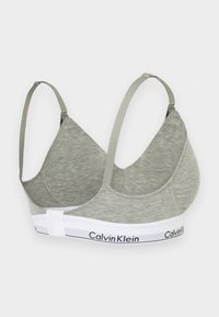 Sivi pamučni bralet s glatkom teksturom, trokutastim čašicama, podesivim naramenicama i bijelim pojasom s logotipom "Calvin Klein".