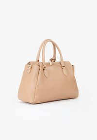 Beige leren handtas met een gestructureerde vorm, dubbele bovenhandvatten, hardware in goudkleur en een ritsluiting. Gladde textuur zonder zichtbare patronen.