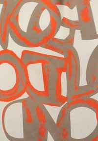 Gemusterter Stoff mit kräftigen, großen orange- und beigen Buchstaben auf einem hellen Hintergrund, der ein strukturiertes Design und unterschiedliche Schattierungen in den Strichen aufweist.