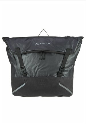 Sac à dos Vaude noir avec un design à enroulement, surface texturée, bretelles ajustables et accents réfléchissants. Matériau résistant et grande capacité.