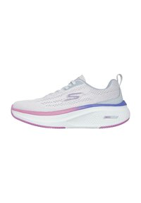 Zapatilla deportiva blanca con parte superior de malla transpirable, detalles en degradado púrpura y rosa, suela acolchada y suela exterior de goma texturizada.