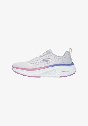 Zapatilla deportiva blanca con parte superior de malla transpirable, detalles en degradado púrpura y rosa, suela acolchada y suela exterior de goma texturizada.