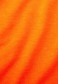 Textilie s gradientem oranžových odstínů, se soft, hladkým povrchem a jemným vlnkovým vzorem.