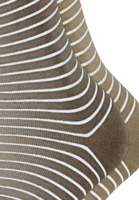 Braune und beige Socken mit weißen horizontalen Streifen; aus einem weichen Stoff gefertigt, mit glatter Textur und verstärktem Fersenbereich.