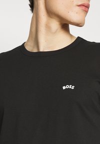 BOSS TEE CURVED - T-shirt basic - black