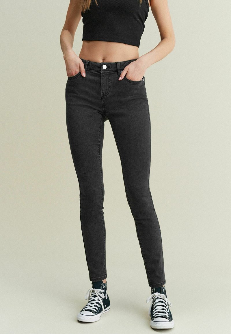 Next - LOW RISE STANDARD - Oprijete (skinny) kavbojke - washed black, Povečajte