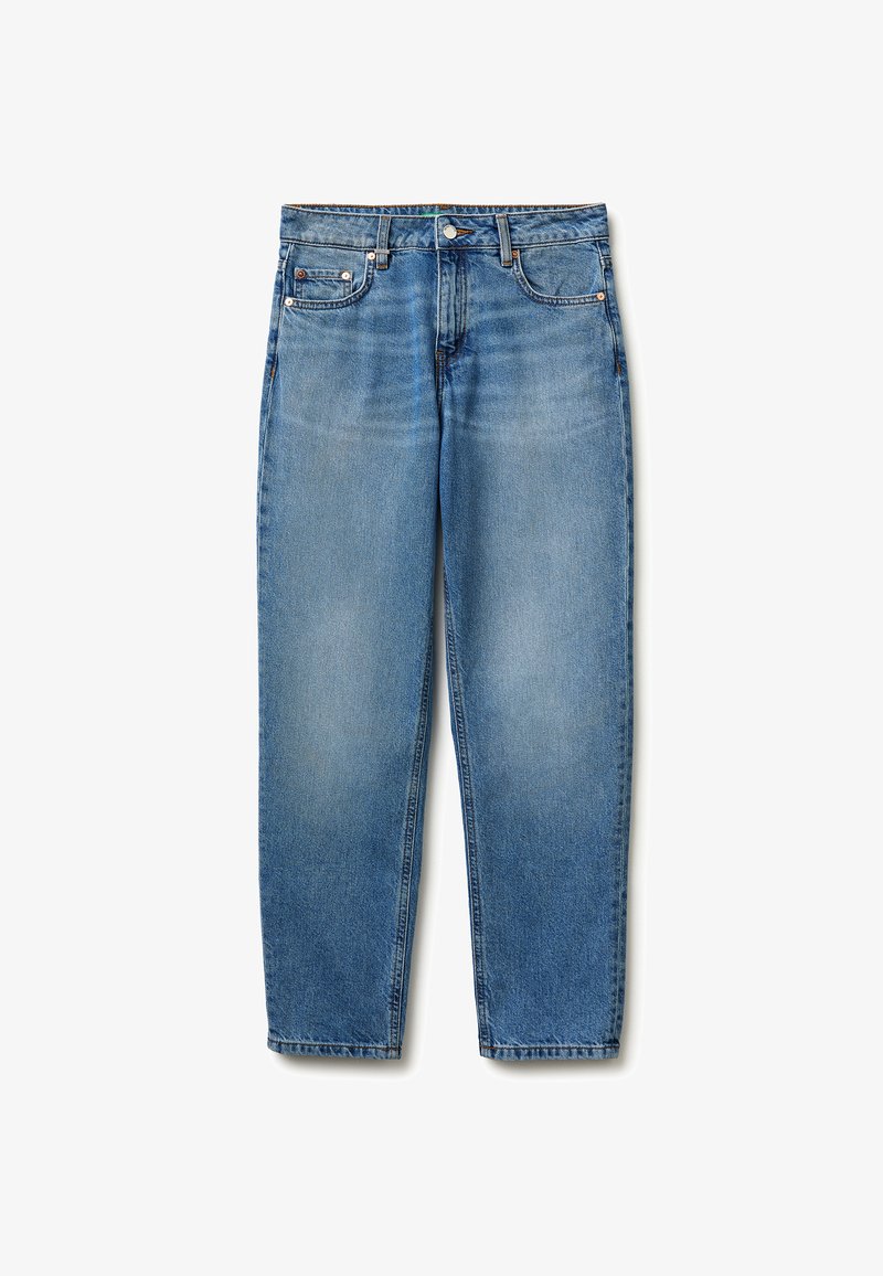 Niebieskie jeansy o prostych nogawkach z pięcioma kieszeniami, zapięciem na guzik i zamek oraz wyblakłymi detalami na przodzie i udach.