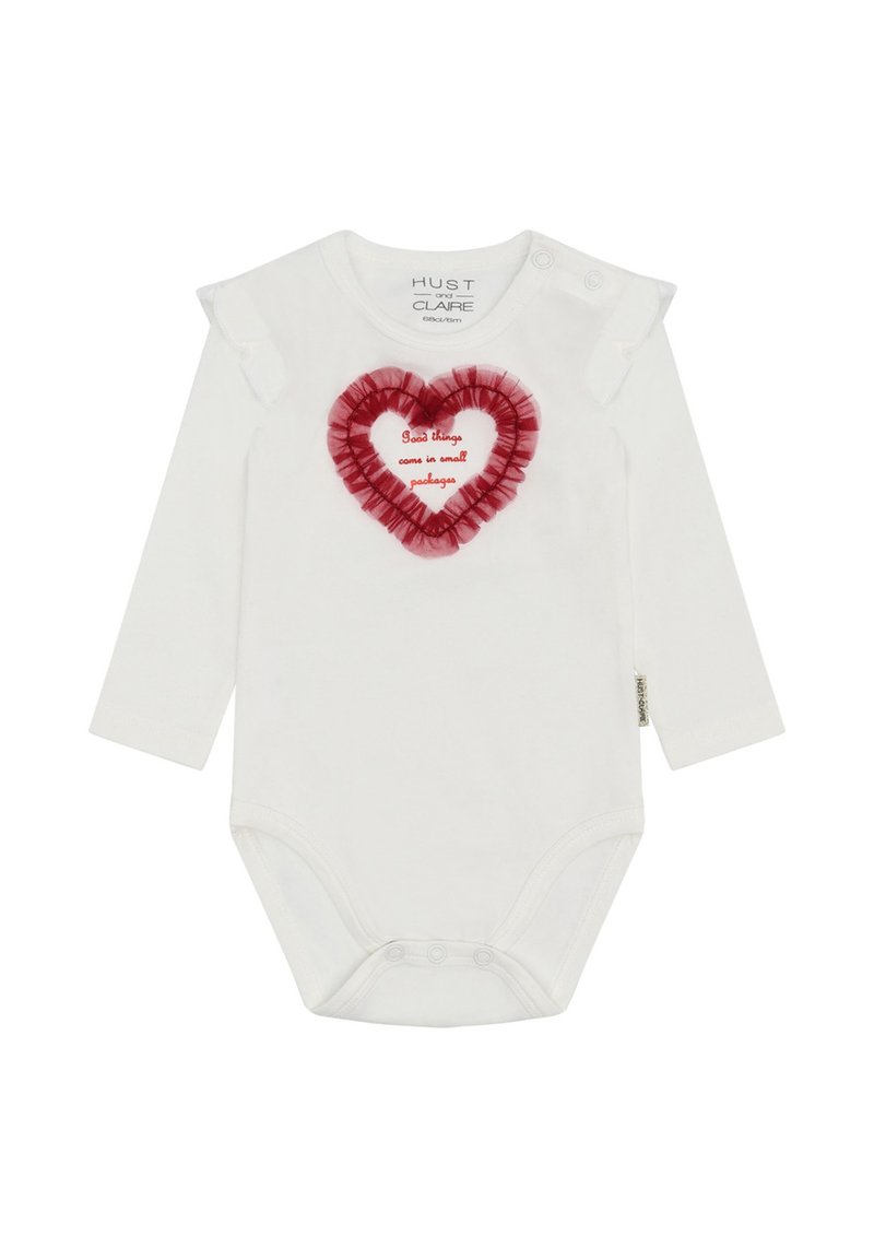 Body neonato bianco a maniche lunghe con spalline arruffate, caratterizzato da un contorno a forma di cuore rosso e la scritta "Le cose belle arrivano in piccoli pacchetti."