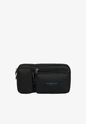 Czarna, materiałowa torba na ramię z wieloma zapinanymi na zamek kieszeniami, z napisem "ELEMENT CO. SINCE 1992" z przodu. Gładka tekstura.