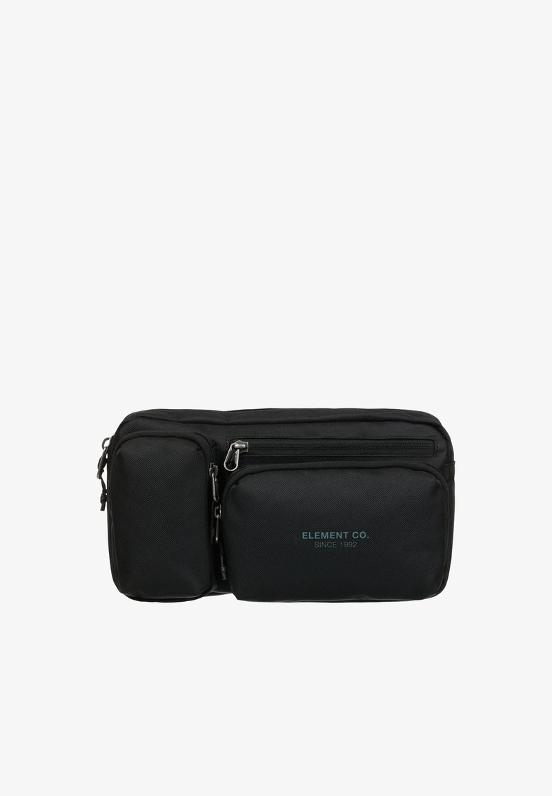 Bolso bandolera de tela negra con múltiples compartimentos con cremallera, con el texto "ELEMENT CO. DESDE 1992" en la parte frontal. Textura suave.