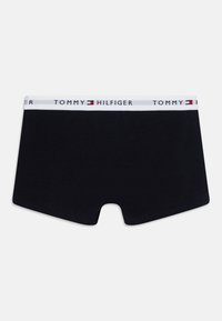 Boxer da uomo neri con elastico bianco riportante il testo e il logo "TOMMY HILFIGER", realizzati in un morbido misto cotone.