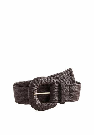 Ciemnobrązowy pleciony pasek z okrągłą, plecioną klamrą i złoconym metalowym trzpieniem, zwinięty na białym tle.