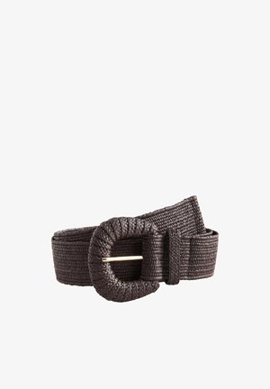 Ciemnobrązowy pleciony pasek z okrągłą, plecioną klamrą i złoconym metalowym trzpieniem, zwinięty na białym tle.