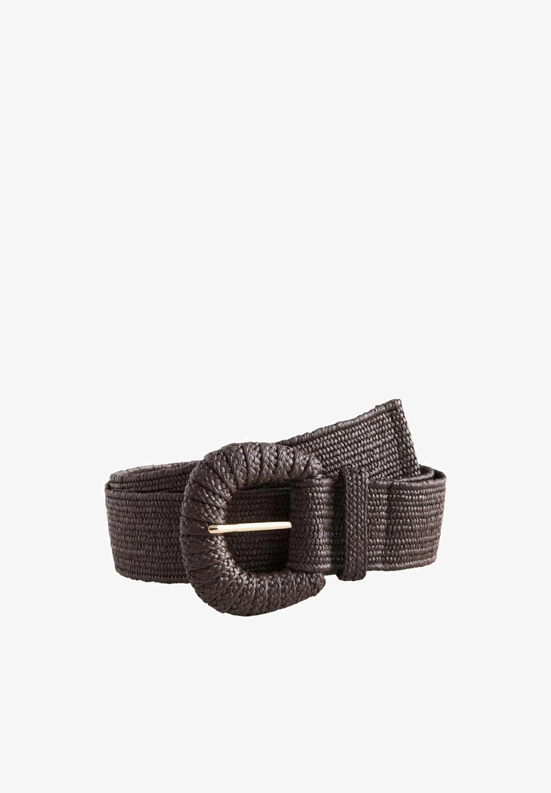 Dunkelbrauner gewebter Gürtel mit einer runden geflochtenen Schnalle und einem goldfarbenen Metallstift, aufgerollt vor weißem Hintergrund.