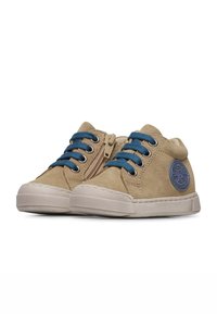 Sneakers in suede color cammello con lacci blu, dotati di una cerniera laterale e di un patch rotondo con logo sul lato esterno. Punta arrotondata e suola in gomma.