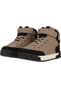 Baskets montantes tan et noires en daim et en tissu, dotées d'une sangle Velcro, de lacets et d'une semelle en caoutchouc texturé.