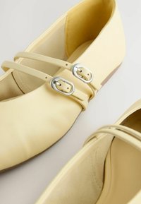 Next REGULAR FIT MARY JANE - Ballerinat nilkkaremmillä - buttermilk yellow