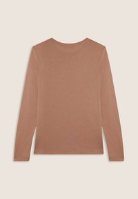 Maglietta a maniche lunghe color marrone chiaro, realizzata in tessuto morbido. Presenta un colletto rotondo e un design semplice e aderente senza motivi o accessori visibili.
