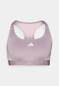 Ljubičasti sportski grudnjak s dizajnom racerback, glatke teksture i kontrastnim bijelim logotipom. Ima suptilnu traku s ponovljenim uzorkom logotipa.