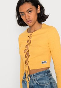 The Ragged Priest LACY TEE - Casaco de malha - yellow