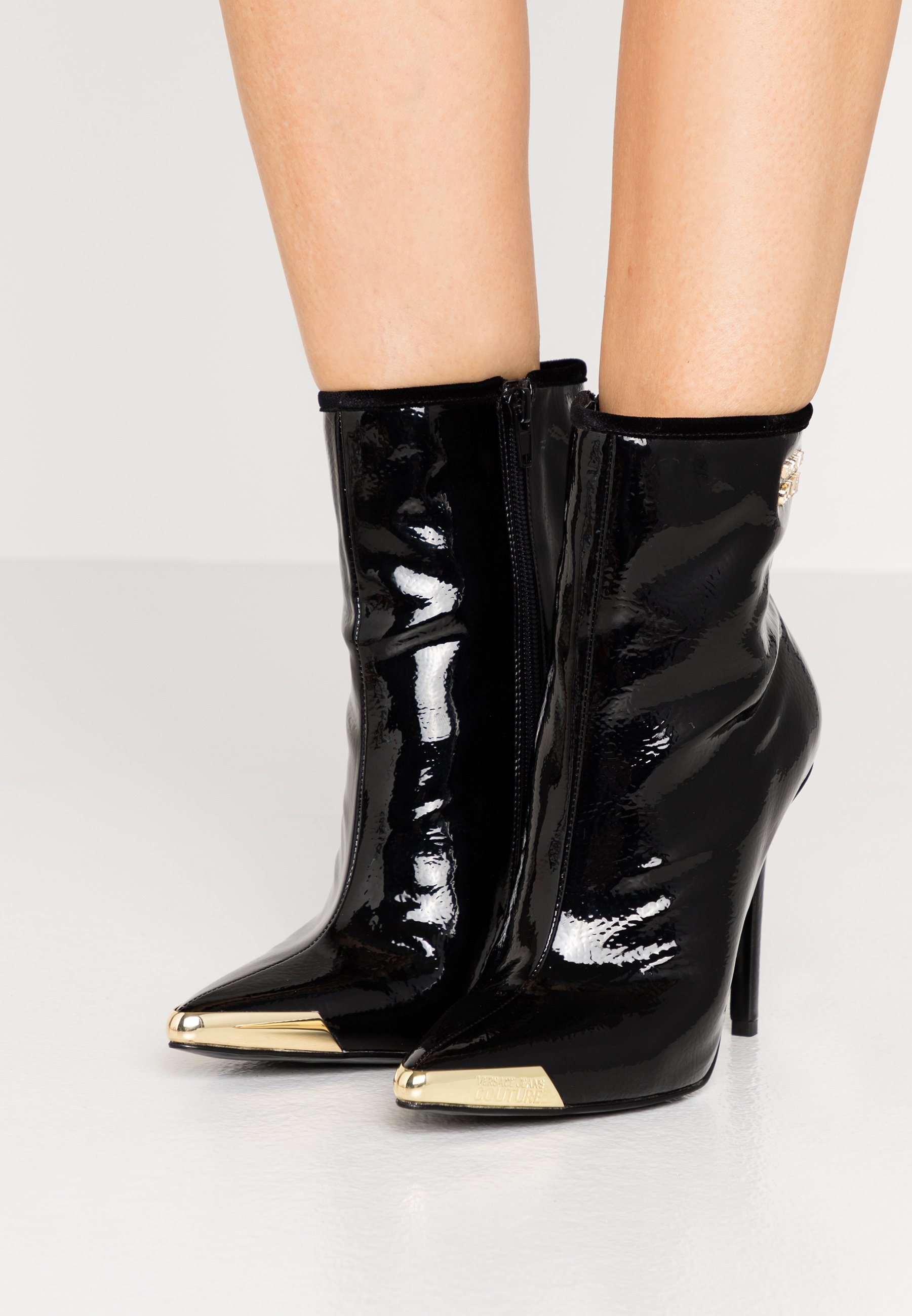 Versace Jeans Couture versace dames schoenen wit 71va3sc2 zp002 003 |  Atterley