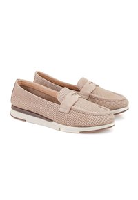 Lichtbeige loafers met geperforeerde textuur, een semi-glanzende afwerking en een platte witte zool. Voorzien van een band over de bovenkant.