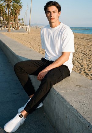 Urban Classics CARGO JOGGING PANTS - Cargo trousers - black