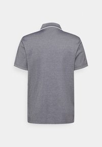 Polo gris en tissu doux, avec un col classique et des manches courtes, souligné d'une bordure blanche contrastante le long du col et des manches.