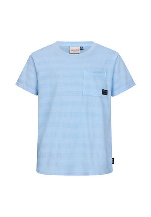 Hellblaues T-Shirt mit kurzen Ärmeln, dezenten horizontalen Streifen und einer Brusttasche mit kleinem schwarzem Etikett.