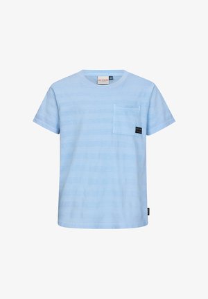 Jasnoniebieski t-shirt z krótkim rękawem, z delikatnymi poziomymi paskami i kieszenią na piersi z małą czarną etykietą.