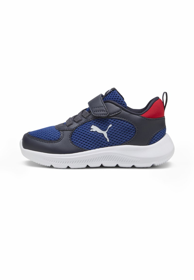 Chaussure de sport en mesh bleu avec des accents gris foncé, semelle blanche, sangle velcro et onglet de talon rouge. Présente une surface texturée et un design de logo.