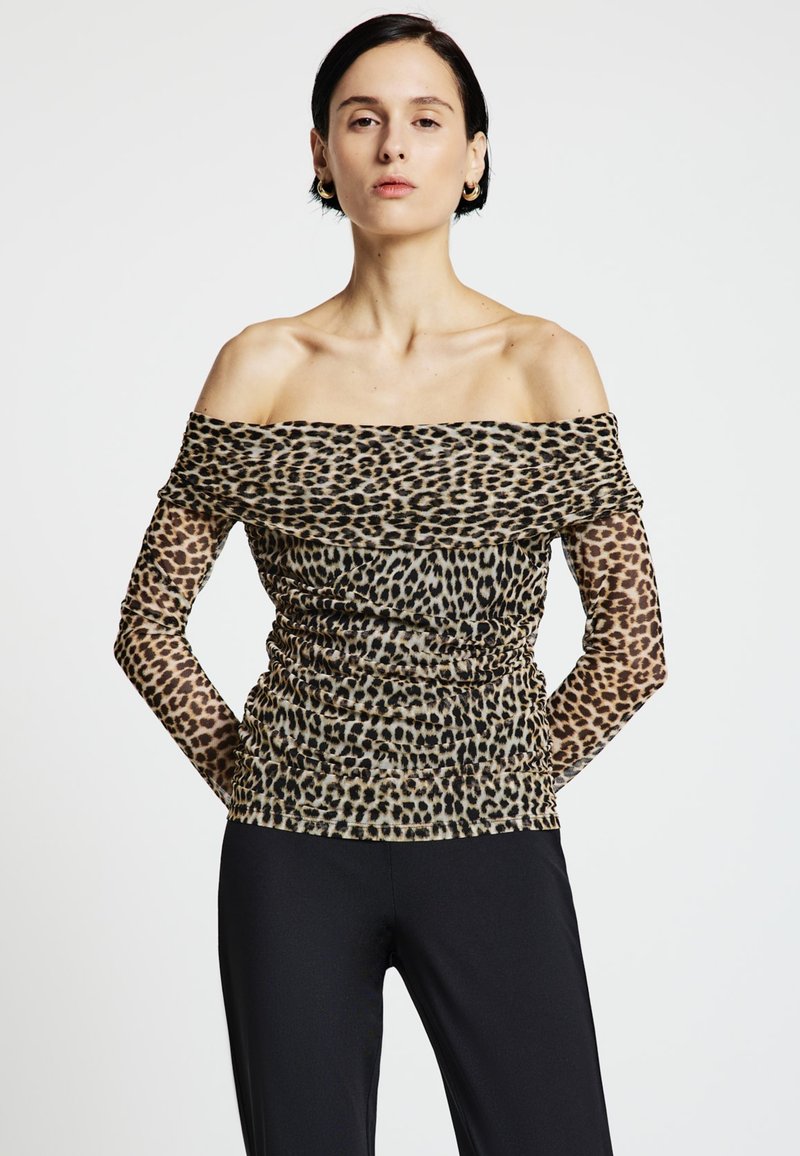 Schulterfreies, halbtransparentes Oberteil mit Leopardenmuster, gerafften Details und langen Ärmeln. Hergestellt aus leichtem, strukturiertem Stoff.