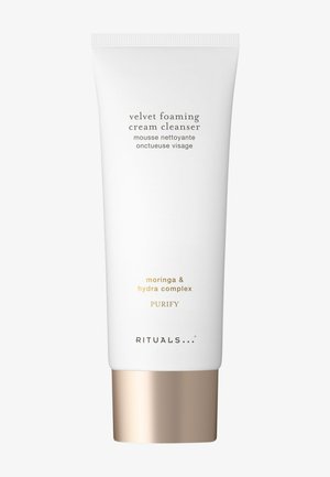 Samtiger, schäumender Reinigungscreme-Tube mit Moringa und Hydra-Komplex von Rituals, mit der Aufschrift PURIFY, weiß mit goldener Kappe.