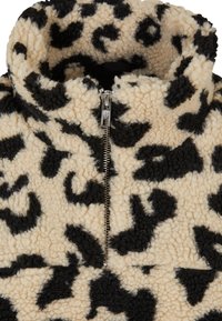 Pullover in pile marrone e nero con stampa leopardata, dotato di collo alto e cerniera metallica. Tessuto morbido, spesso e caldo.
