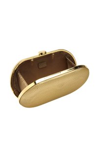 Złota metaliczna kopertówka o teksturowanej siatkowej powierzchni. Wnętrze charakteryzuje się gładkim brązowym wykończeniem i bezpiecznym zapięciem. Owalny kształt.
