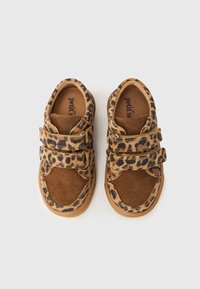 Καστανά και λεοπάρ αθλητικά παπούτσια με ιμάντες βέλκρο, από σουέτ και ύφασμα, στρογγυλεμένο σχήμα και αντίθετη καστανή καουτσουκένια σόλα.