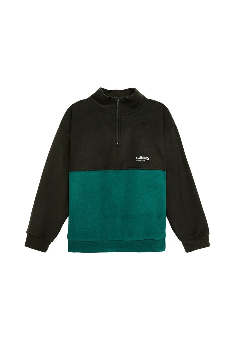 Pullover de forro polar en negro y verde, con cremallera de cuarto, puños acanalados y un logo blanco en el pecho. Textura suave y corte relajado.